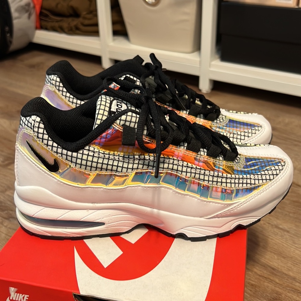 Nike Air Max 95 LV8 in White/Blue/Glaze Black